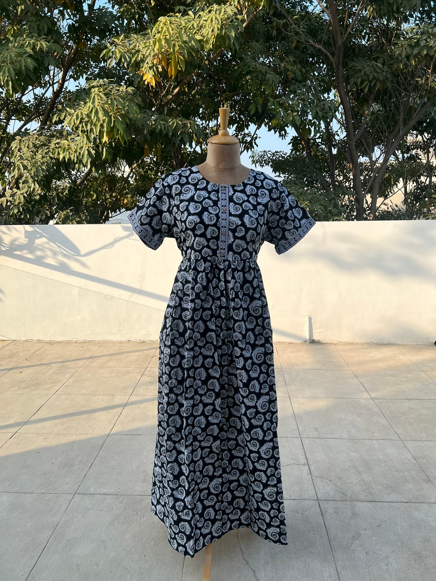 Black Swirl Comfort Maxi
