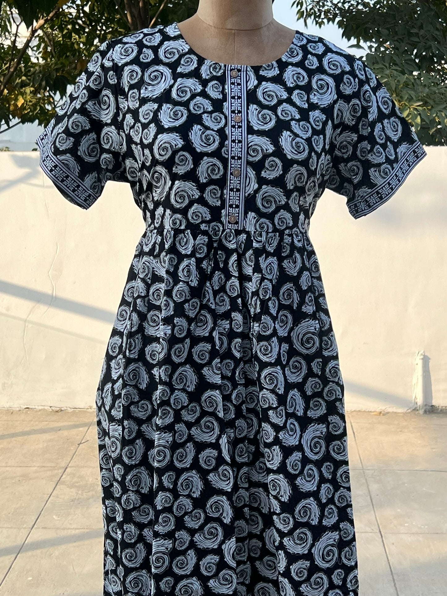 Black Swirl Comfort Maxi